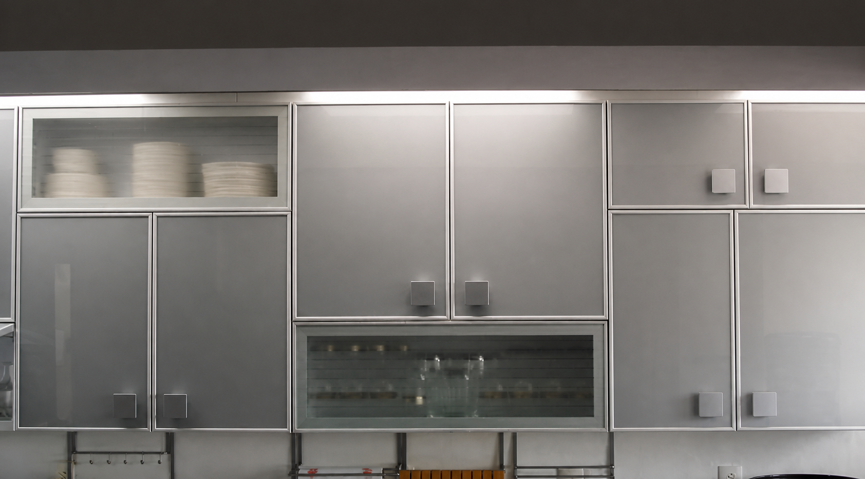 Detalle de gabinetes de aluminio y vidrio Línea Performance